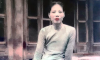 Một bức ảnh hiếm về bà Lê Thị Dinh. Đây là một bức ảnh màu hiếm hoi chụp về thời còn trẻ của người cung nữ này. Ảnh do gia đình cung cấp