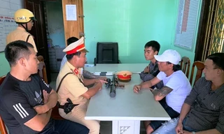 Các đối tượng đi trên ô tô 7 chỗ 60A-069.36 sau khi cố thủ trên ô tô có mang theo súng, roi điện đã bị công an khống chế đưa về trụ sở để lấy lời khai, điều tra (ảnh CA)