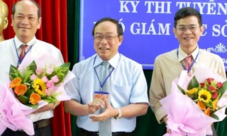 Chủ tịch UBND tỉnh TT-Huế Nguyễn Văn Cao (giữa) và hai ứng viên thi tuyển chức danh Phó Giám đốc Sở Công thương