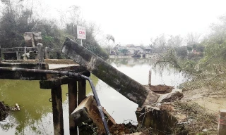 Cầu bất ngờ đổ sập ở TT-Huế, hàng trăm hộ dân bị chia cắt
