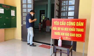 TT-Huế bắt đầu áp dụng tăng dần các biện pháp giãn cách xã hội. Các điểm công cộng, nơi làm việc buộc đeo khẩu trang, bố trí nước rửa tay sát khuẩn (ảnh chụp sáng 29/7 tại trụ sở UBND phường Hương Hồ, thị xã Hương Trà). Ảnh: Ngọc Văn