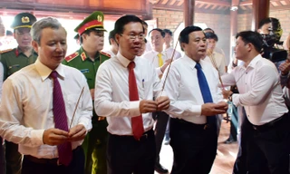 Lãnh đạo Ban Tuyên giáo Trung ương và lãnh đạo tỉnh TT-Huế dâng hương tưởng niệm đồng chí Tố Hữu.