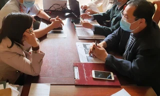 Bà Phan Thị M. H (bìa trái) làm việc với cơ quan chức năng tỉnh TT-Huế.