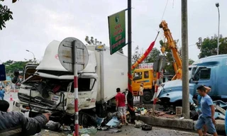 Ô tô tải và xe container toác đầu sau cú đâm như phim