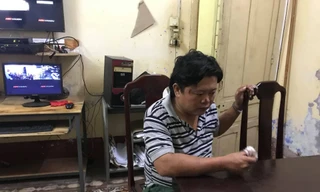 Đối tượng Quang bị công an bắt giữ sau khi đâm chết người