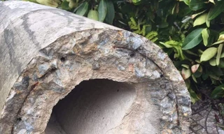 Cột điện bê tông ly tâm dự ứng lực "bảo đảm tiêu chuẩn" bị đứt lìa do bão số 5 (bão cấp 8) tại TT-Huế.