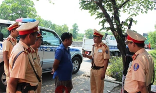 Lực lượng CSGT TT-Huế kiên trì giải thích, phổ biến các quy định pháp luật về giao thông cho tài xế vi phạm, trong nhiều giờ