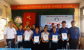 Trao học bổng cho học sinh có hoàn cảnh khó khăn tại Trường THPT Hà Trung, huyện Phú Vang, tỉnh TT-Huế.