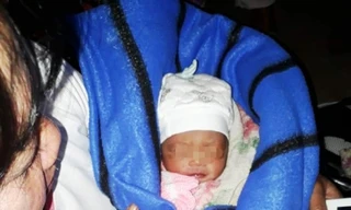 Cứu sống trẻ sơ sinh bị giấu trong hầm nhà vệ sinh