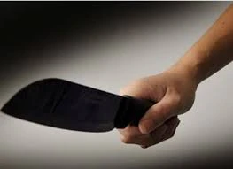 Ở nhà một mình, bé T. bị kẻ cướp dùng dao nhọn tấn công để cướp tài sản. Ảnh minh họa