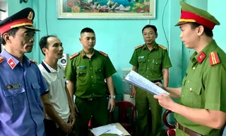 Đọc lệnh khởi tố, bắt tạm giam Tôn Thất Hoài Việt - một trong 10 đối tượng tham gia đường dây đánh bạc và tổ chức đánh bạc qua mạng với số tiền gần 100 tỷ đồng tại TT-Huế vừa bị công an triệt phá.