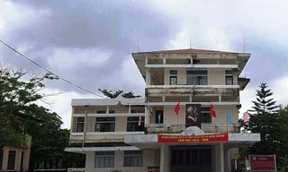 Thành viên ban giám hiệu Trường ĐHNT Huế từng mang “sổ đỏ” nhà đất gia đình đi cầm cố vay tạm lấy tiền trả lương cho người lao động, nhưng vẫn không cầm cự được bao lâu