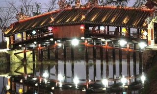 Di tích cầu Ngói Thanh Toàn về đêm.