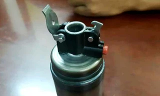 Vật giống mìn thực chất là một bình hơi nhỏ trong đựng pháo giấy.