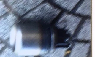 Vật thể giống mìn đặt trước cửa tiệm kinh doanh xe gắn máy khiến nhiều người hoang mang