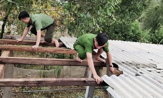 Tuổi trẻ lực lượng công an tại TT-Huế giúp dân lợp lại nhà cửa sau bão.