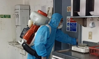 Phun hóa chất khử trùng trên tàu biển có 21 thuyền viên người Trung Quốc, 2 thuyền viên Việt Nam. (ảnh: baothuathienhue.vn)