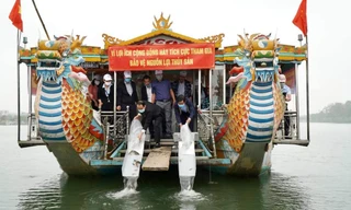 Thả hơn 4,1 vạn con cá xuống sông Hương tái tạo nguồn lợi thủy sản.