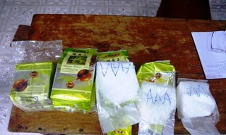 Các gói chất lạ nghi chứa ma túy đá có mẫu mã, màu sắc như gói trà