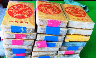 21 gói chứa chất lạ nghi là heroin dạt từ ngoài biển vào được người dân TT-Huế phát hiện, giao nộp cho Bộ đội Biên phòng