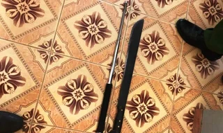 Hung khí do công an thu giữ từ sau vụ va quệt giao thông giữa xe ô tô và xe gắn máy tại Huế