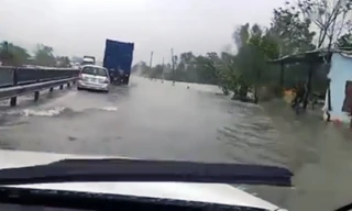 Đoạn Quốc lộ 1 qua xã Lộc Trì, huyện Phú Lộc, tỉnh Thừa Thiên Huế bị ngập. Ảnh: Hue-S