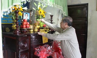 Chủ tịch UBND tỉnh TT-Huế Phan Ngọc Thọ thăm, thắp hương trước ban thờ liệt sĩ hy sinh khi làm nhiệm vụ cứu nạn, cứu hộ tại Rào Trăng.