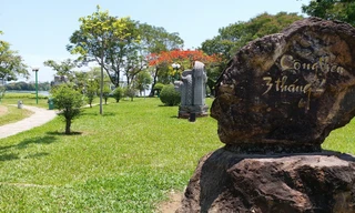 Bức tượng "Người đàn ông cúi chào" được thống nhất dựng đặt tại khu vực gần lối vào của Công viên 3/2, thuộc vườn tượng điêu khắc quốc tế hiện tại.