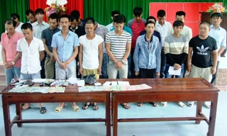Nhóm đánh bạc 23 người bị công an bắt quả tang tối 14/7