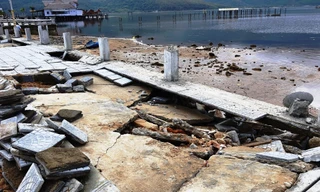 Đường phía đông đầm Lập An (TT-Huế) không phải tuyến giao thông ven biển. Công trình bị đánh vỡ tan nát chỉ do các đợt sóng đầm phá, không mạnh như sóng biển.