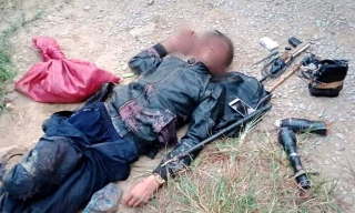 N.V.L thời điểm bị dân làng đánh bầm dập. Cạnh người này là nhiều "đồ nghề" dùng câu, bắt trộm chó như bã, súng điện, chĩa... (ảnh: dantri.com.vn)