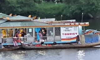 Hành vi rải vàng mã từ thuyền rồng xuống sông Hương bị người dân ghi lại.