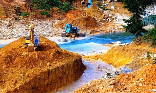 Chia nước, phân thủy dòng Rào Trăng để chuẩn bị đắp đập tạm.