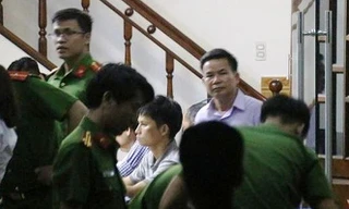 Ông Nguyễn Thanh Liêm (người mặc sơ mi trắng) đã bị khởi tố bị can về hành vi mua bán trái phép hóa đơn chứng từ thu nộp ngân sách nhà nước