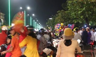 Dù là đêm Giao thừa, nhưng đường phố tại Huế vẫn rộn ràng người, xe.