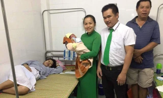 Tài xế Lê Phước Chính chụp hình lưu niệm cùng cháu bé sơ sinh, chị Ngọc cũng người nhà sản phụ này