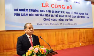 Chủ tịch UBND tỉnh Phan Ngọc Thọ chúc mừng các cán bộ vừa được bổ nhiệm giữ chức vụ mới