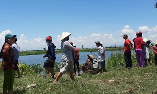 Lực lượng chức năng ứng cứu, tìm kiếm người đuối nước. (Ảnh: Phong Anh)