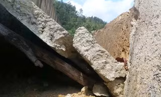 Mới sau hơn 2 năm triển khai, dù công trình chưa thể đưa vào sử dụng, nhưng nhiều hạng mục đã xuống cấp hư hỏng.