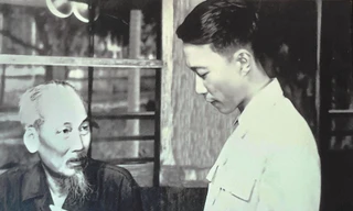 Nhà thơ Tố Hữu đọc thơ cho Bác nghe tại Phủ Chủ tịch.