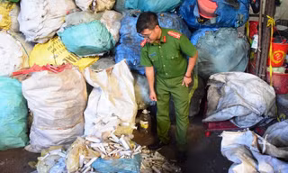 Một lượng lớn rác thải y tế, bơm kim tiêm, ống nghiệm còn dính máu được phát hiện tại cơ sở kinh doanh phế liệu.