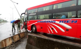 Khối bê tông dải phân cách Quốc lộ 1 bị xe khách "cắt lìa" gây nên tai nạn giao thông liên hoàn. Ảnh: Phong Anh