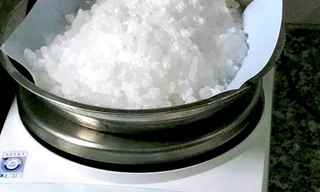 Tang vật ma túy công an thu giữ được từ đường dây buôn bán trái phép chất ma túy do nữ sinh viên 21 tuổi Hoàng Nguyễn Minh Hằng cầm đầu.