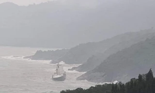 Con tàu biển bí ẩn dạt vào bờ biển TT-Huế.