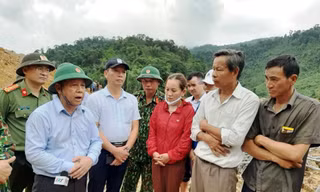 Ông Phan Ngọc Thọ, Chủ tịch UBND tỉnh Thừa Thiên Huế (thứ hai từ trái sang) cùng người dân đến hiện trường sạt lở thủy điện Rào Trăng 3.