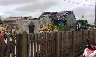 Nhà dân bị hư hỏng nặng do bão số 5 tại huyện Phong Điền.