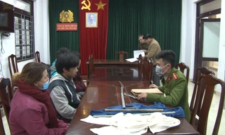 Công an lấy lời khai Phan Thị Hoa và nhóm thanh niên hung hãn xông vào nhà chém người trọng thương.