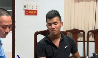 Công an lấy lời khai đối tượng Hồ Văn Ngân.