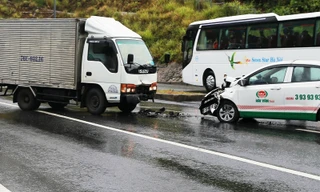 Hai ô tô đối đầu nhau ngay trước hầm đường bộ làm 3 người bị thương