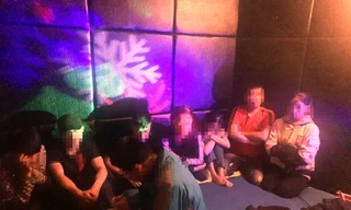 Nhóm nam nữ thanh niên bị phát hiện có hành vi sử dụng trái phép chất ma túy trong nhà nghỉ.